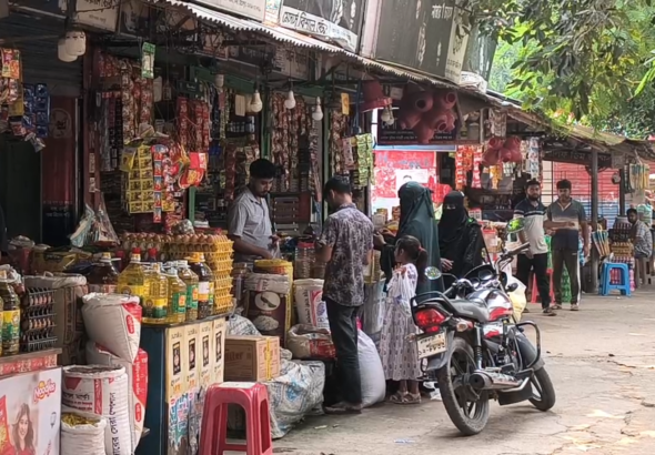 মেহেরপুরের বাজারে নিত্যপণ্যের দোকান ও ক্রেতাদের উপস্থিতি