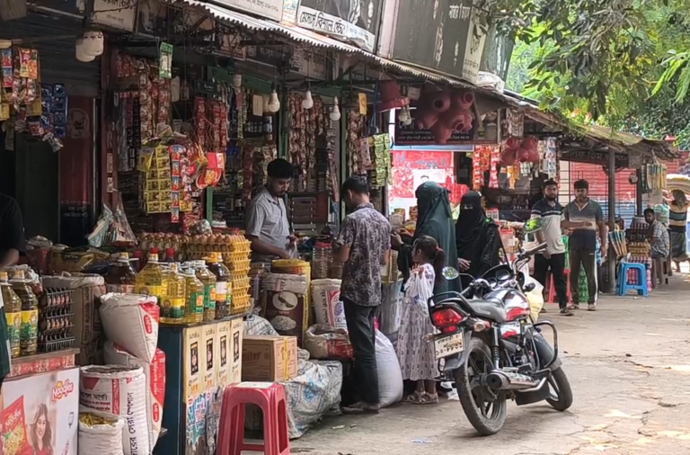 মেহেরপুরের বাজারে নিত্যপণ্যের দোকান ও ক্রেতাদের উপস্থিতি