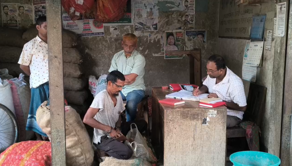বাজারে চাল ও নিত্যপণ্যের দোকান