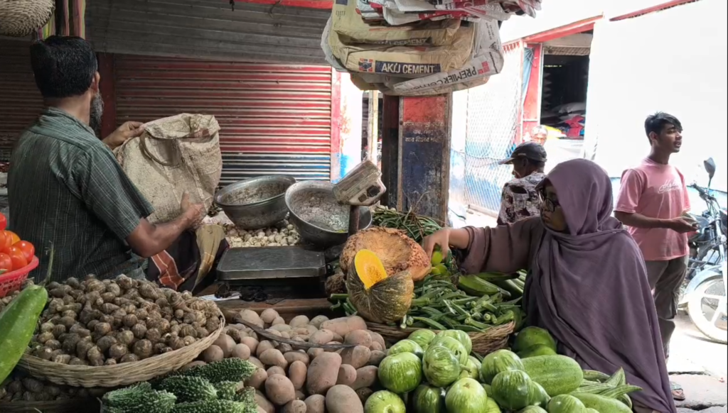 দোকানে সাজানো আলু ও বিভিন্ন সবজি
